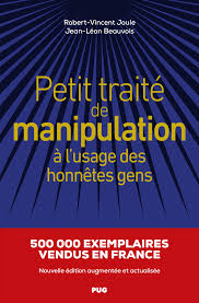 Couverture du livre Petit traité de manipulation à l’usage des honnêtes gens de Robert-Vincent Joule et Jean-Léon Beauvois, publié aux éditions PUG. Le titre est écrit en jaune et blanc sur un fond bleu à motifs rayonnants. Une bannière rouge en bas de la couverture mentionne que 500 000 exemplaires ont été vendus en France et précise qu’il s’agit d’une nouvelle édition augmentée et actualisée. Livre sur la communication engageante